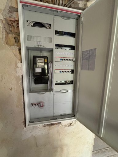 Hier sehen Sie die Unterverteilung und den Zähler nach neuestem Sicherheits- und Elektrostandard.