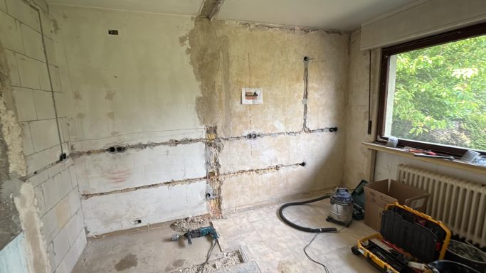 Hier einmal die Küche bevor es überhaupt losging 